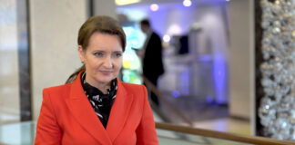 Polscy seniorzy w ogonie UE pod względem umiejętności cyfrowych. Rząd chce zaangażować w edukację media publiczne